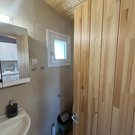 Nick House * Nikiana